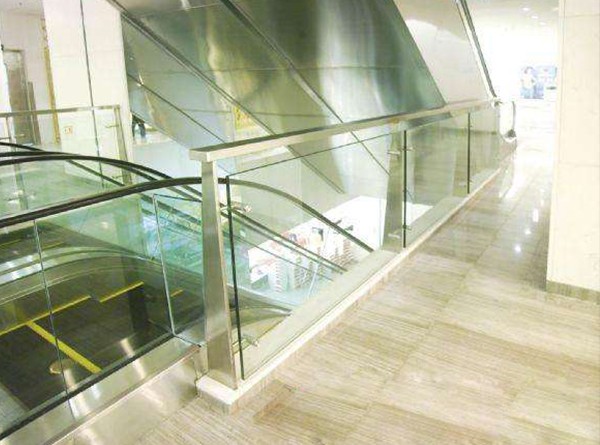 商場圍欄夾膠玻璃