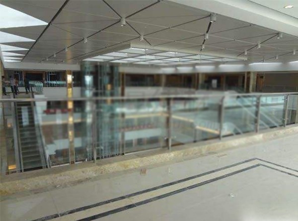 商場(chǎng)圍欄夾膠玻璃